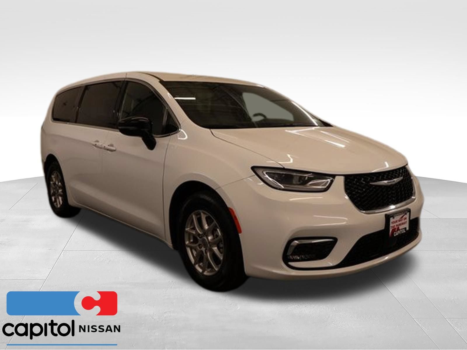 Used 2025 Chrysler Pacifica Select