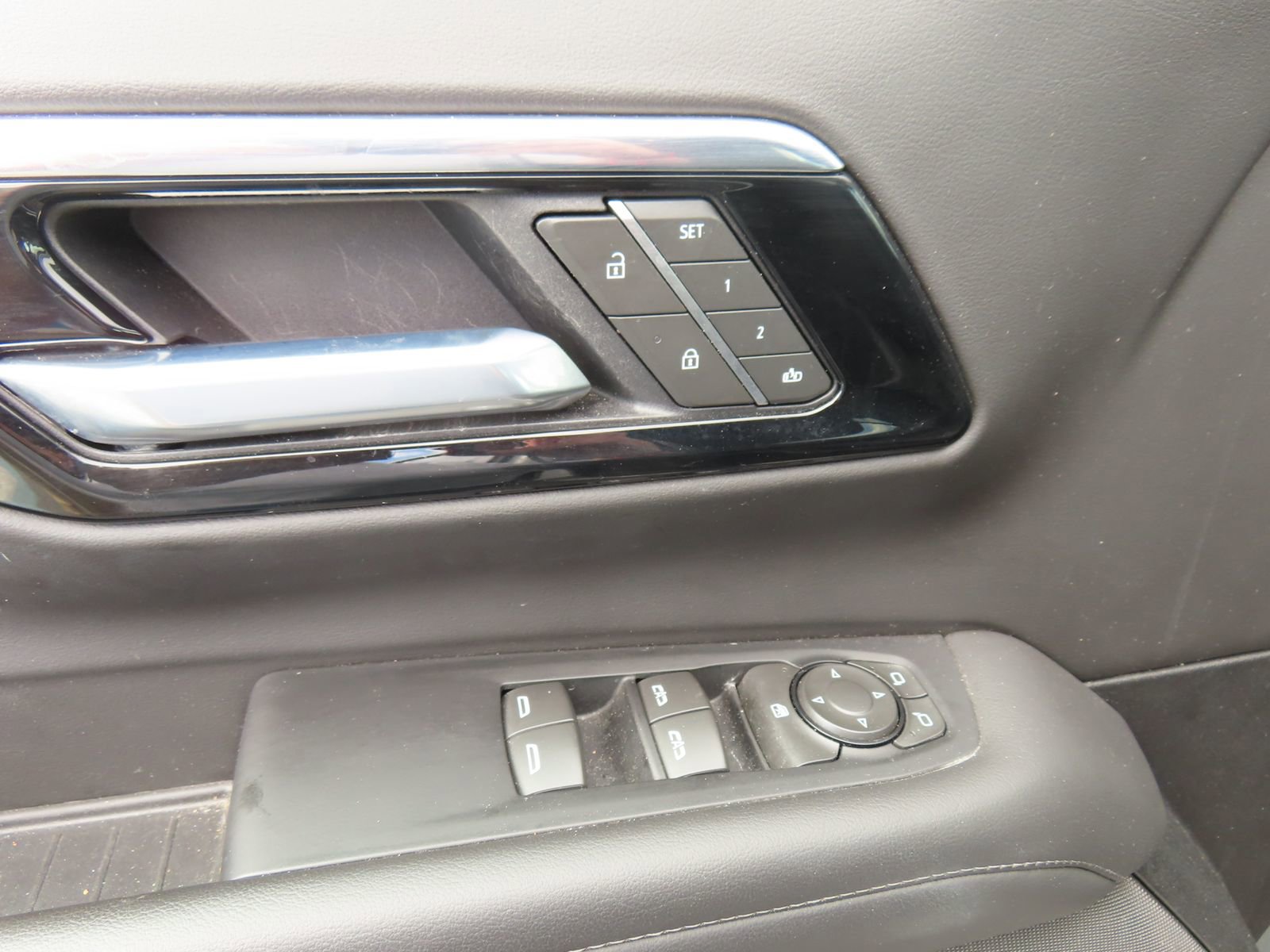 Used 2025 Chevrolet Suburban Z71 image 13