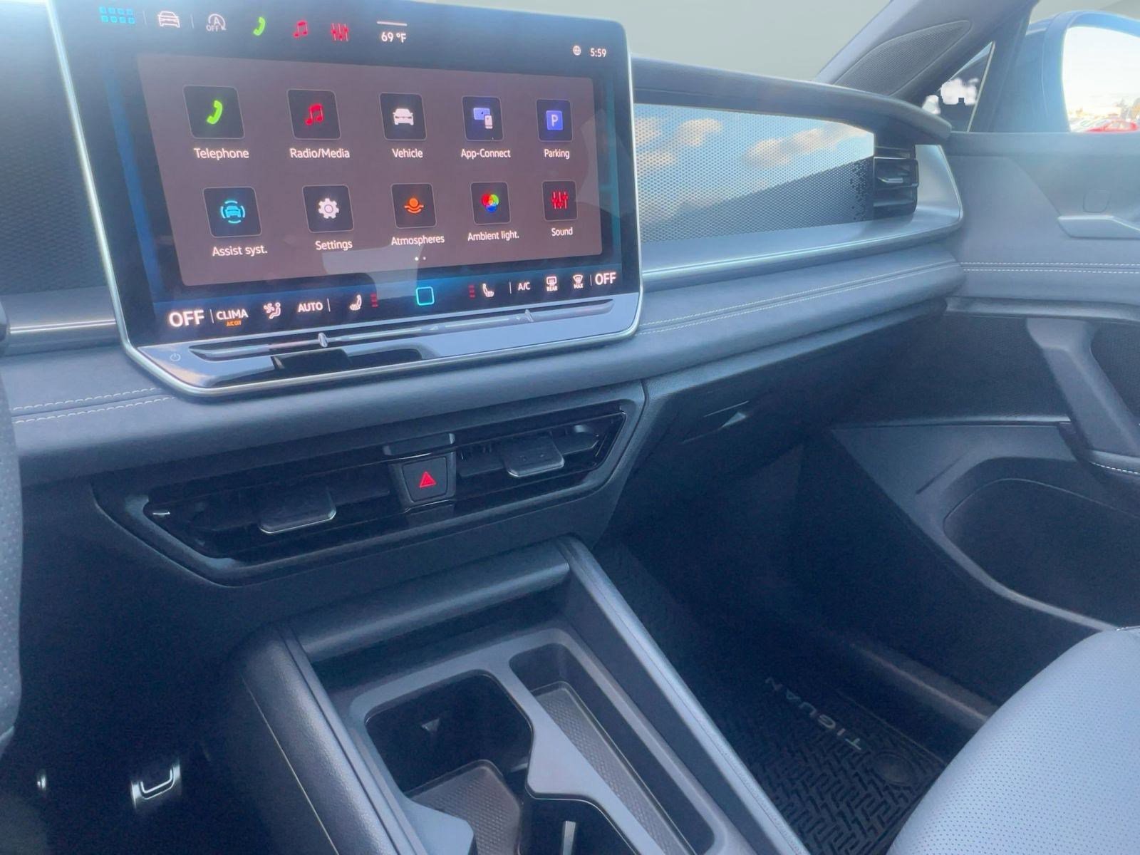 New 2026 Volkswagen Tiguan SE R-Line image 25
