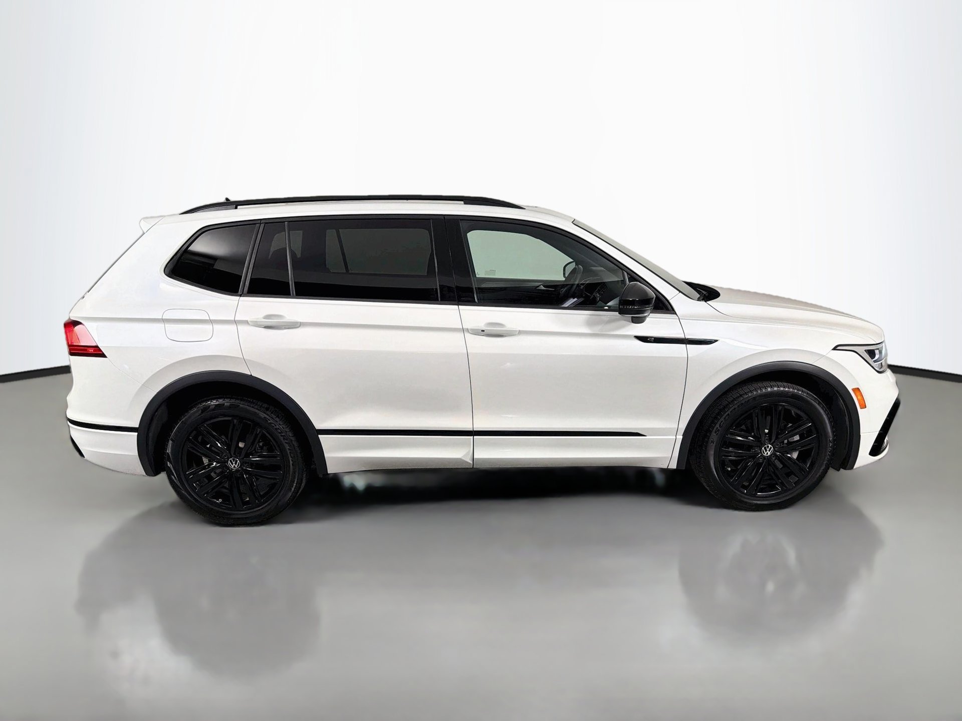 Certified 2022 Volkswagen Tiguan SE R-Line FWD image 4