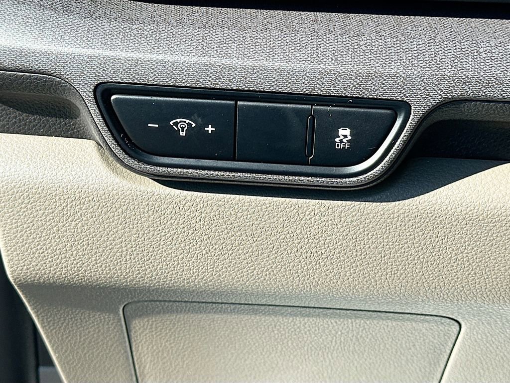 Used 2025 Kia Carnival EX FWD image 10