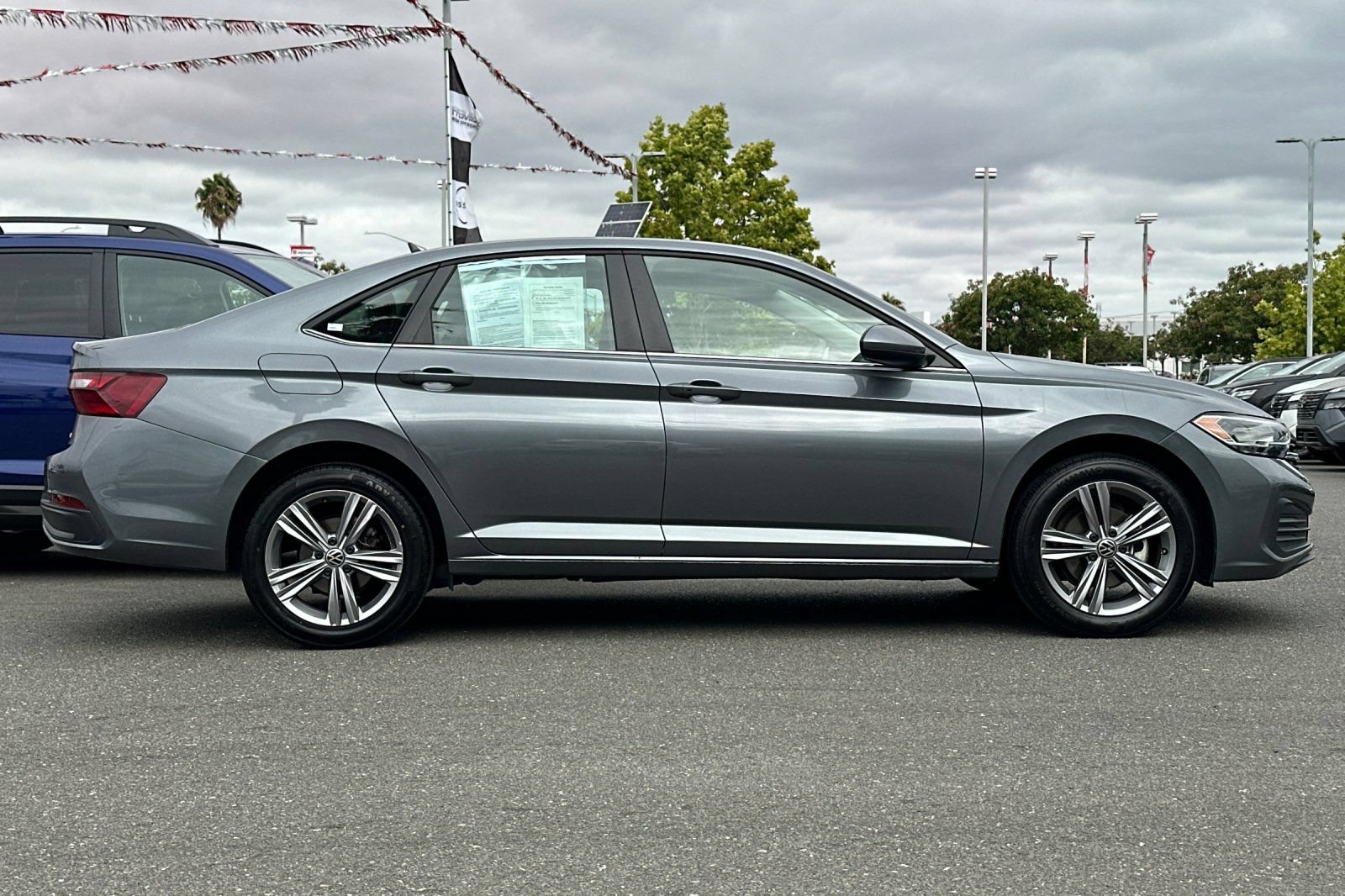 Used 2024 Volkswagen Jetta SE FWD image 3
