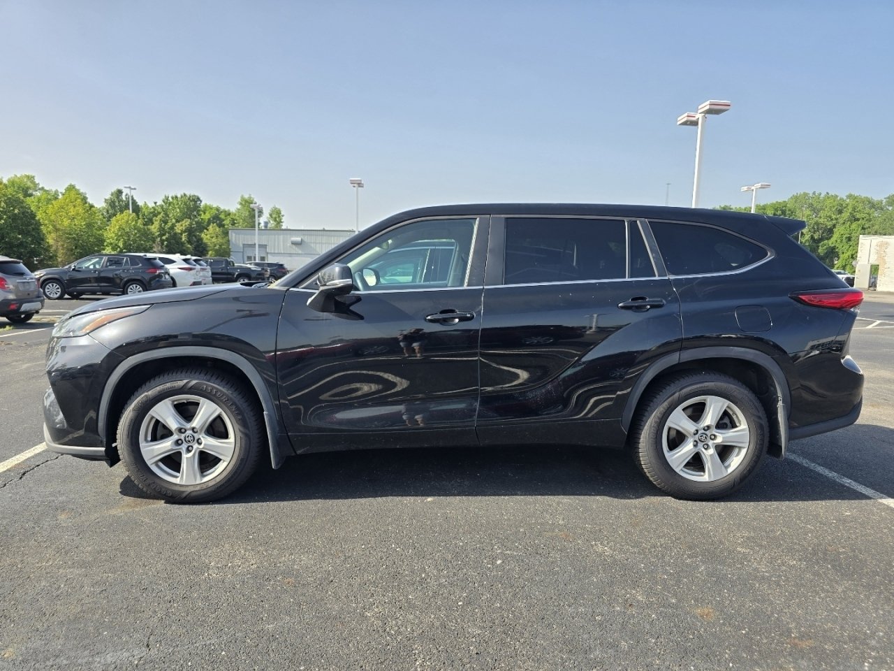 Used 2023 Toyota Highlander LE AWD/4WD image 4