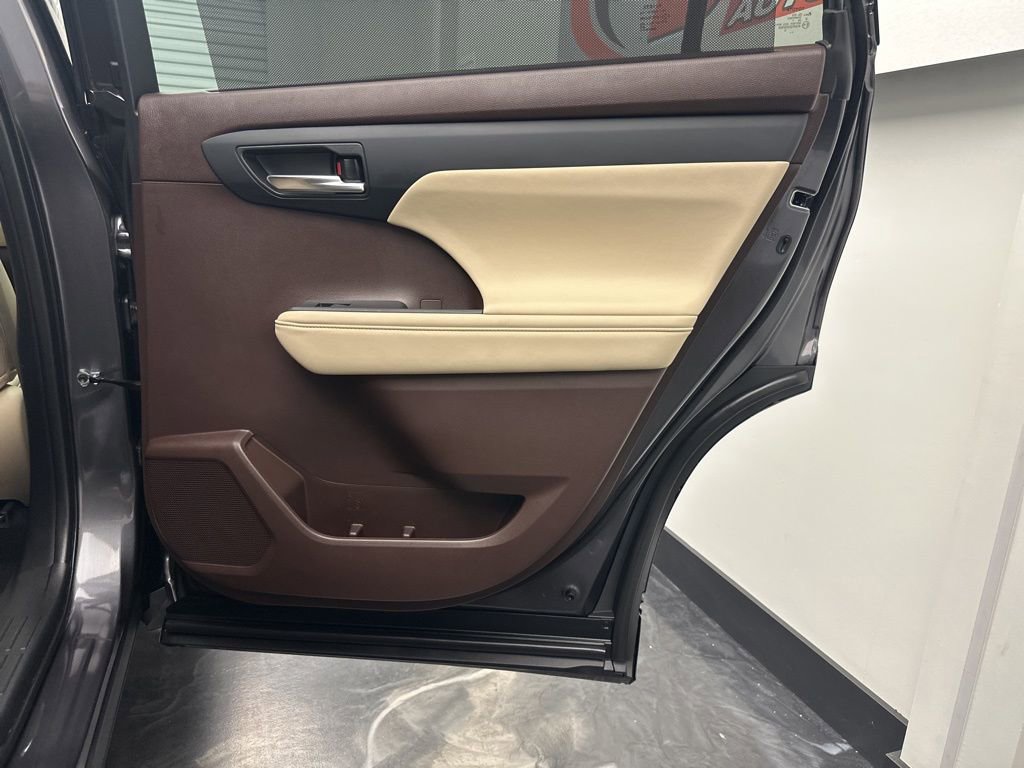 Used 2021 Toyota Highlander XLE image 13