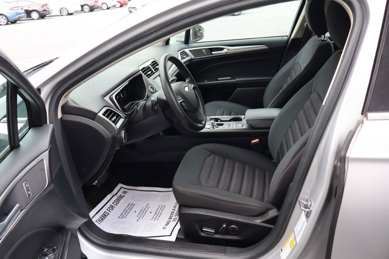 Used 2018 Ford Fusion SE FWD image 5