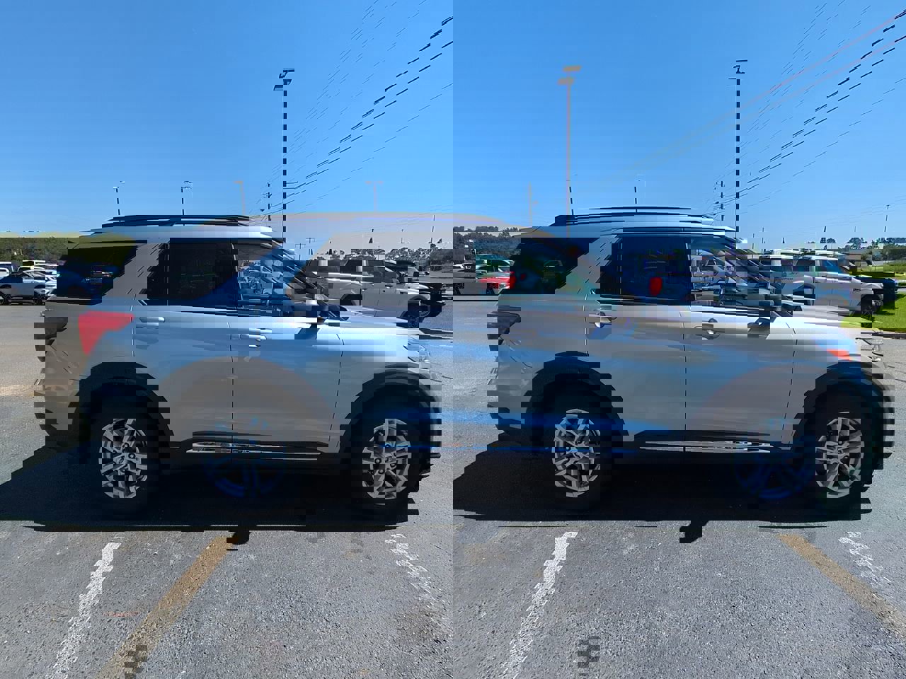 Certified 2022 Ford Explorer XLT w/ Equipment Group 202A image 3