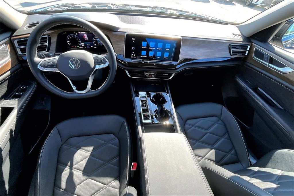Certified 2025 Volkswagen Atlas SE w/ Black Wheel Package image 3