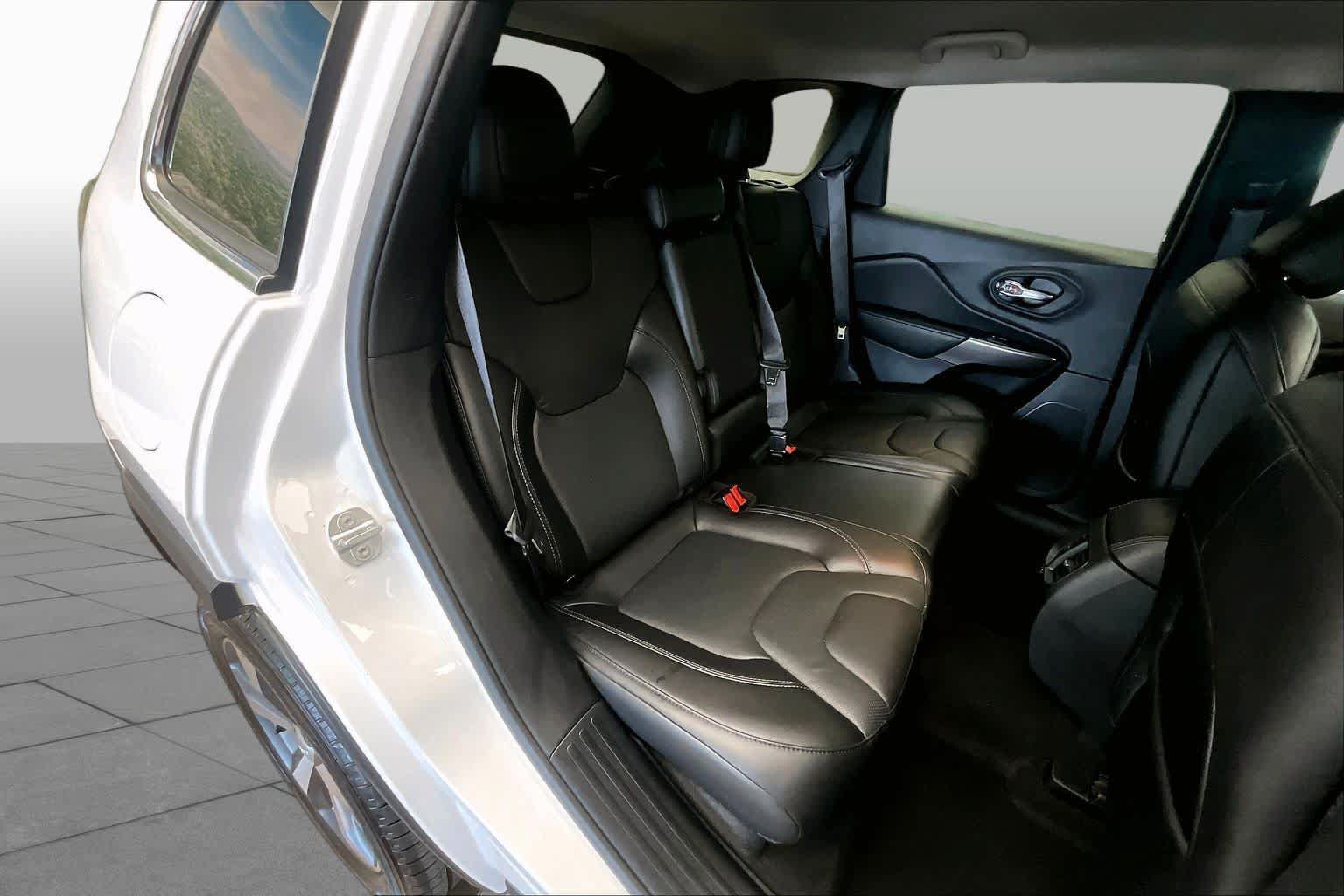 Used 2020 Jeep Cherokee Limited FWD image 19