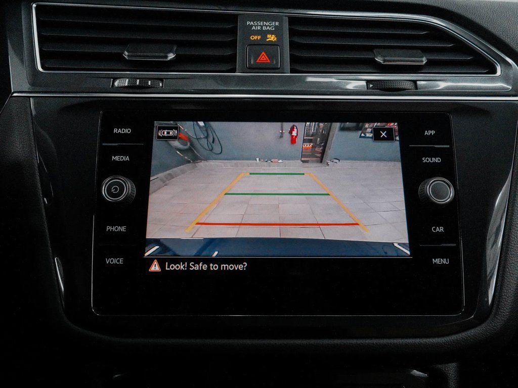 Used 2022 Volkswagen Tiguan SE w/ Panoramic Sunroof Package image 18