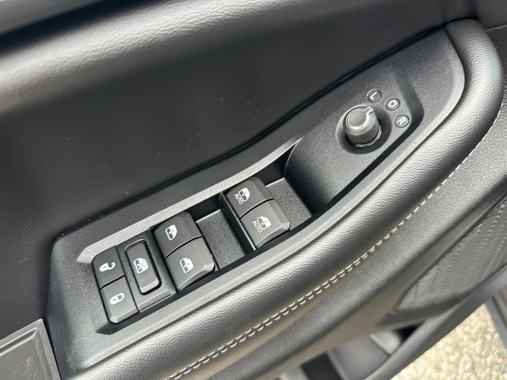 Used 2023 Jeep Grand Cherokee Altitude AWD/4WD image 16