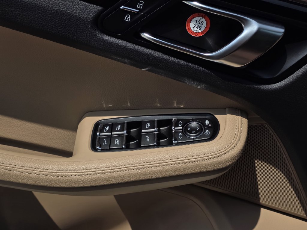 Certified 2021 Porsche Macan AWD/4WD image 27
