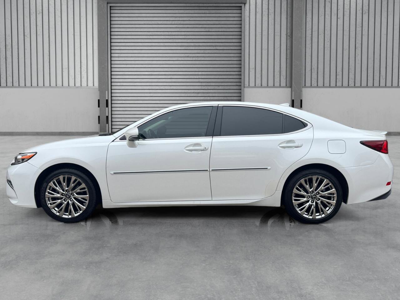 Used 2017 Lexus ES 350 w/ Luxury Package FWD image 2