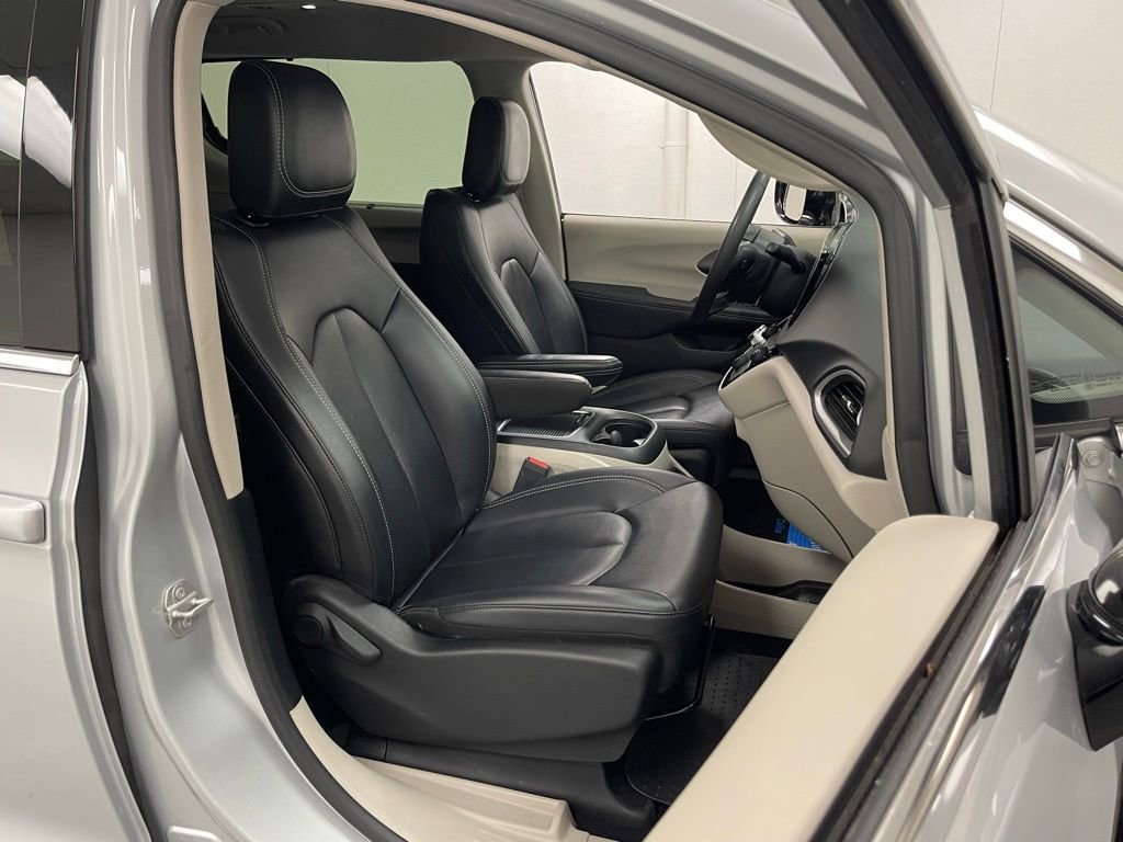 Used 2024 Chrysler Pacifica Touring-L image 12