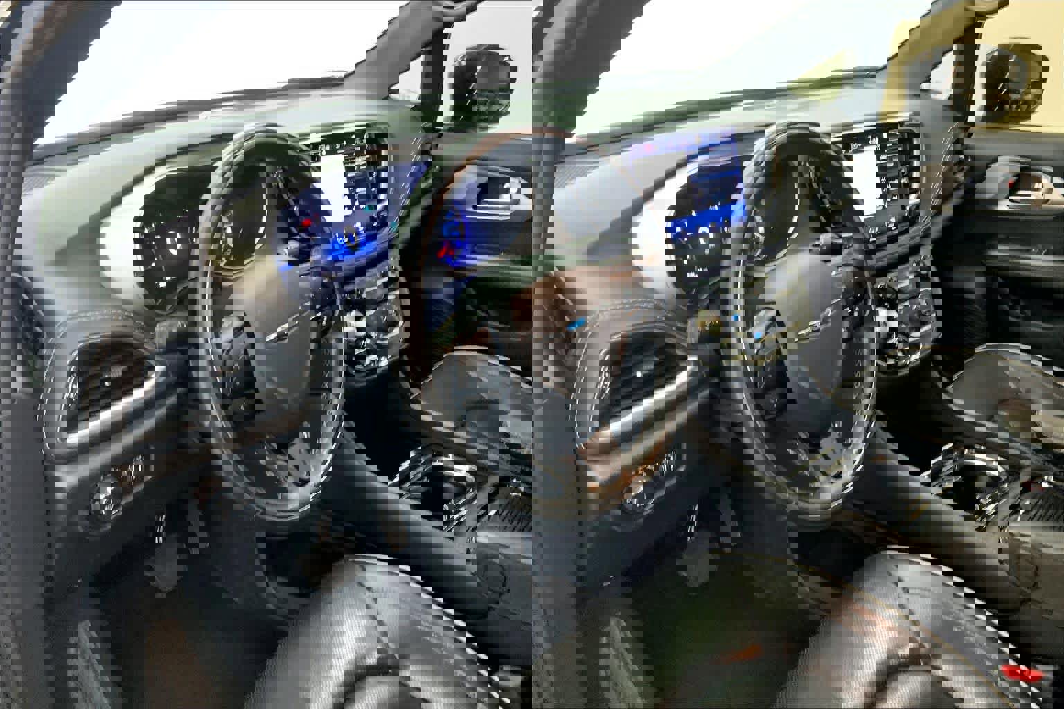 Used 2021 Chrysler Pacifica Limited w/ Uconnect Theater Family Group image 18