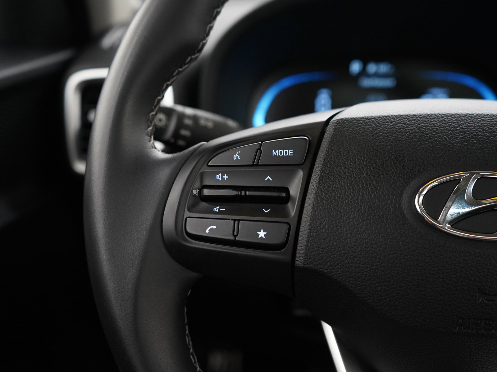 Certified 2025 Hyundai Venue SEL FWD image 24