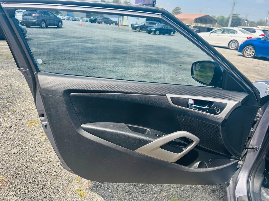 Used 2017 Hyundai Veloster image 12