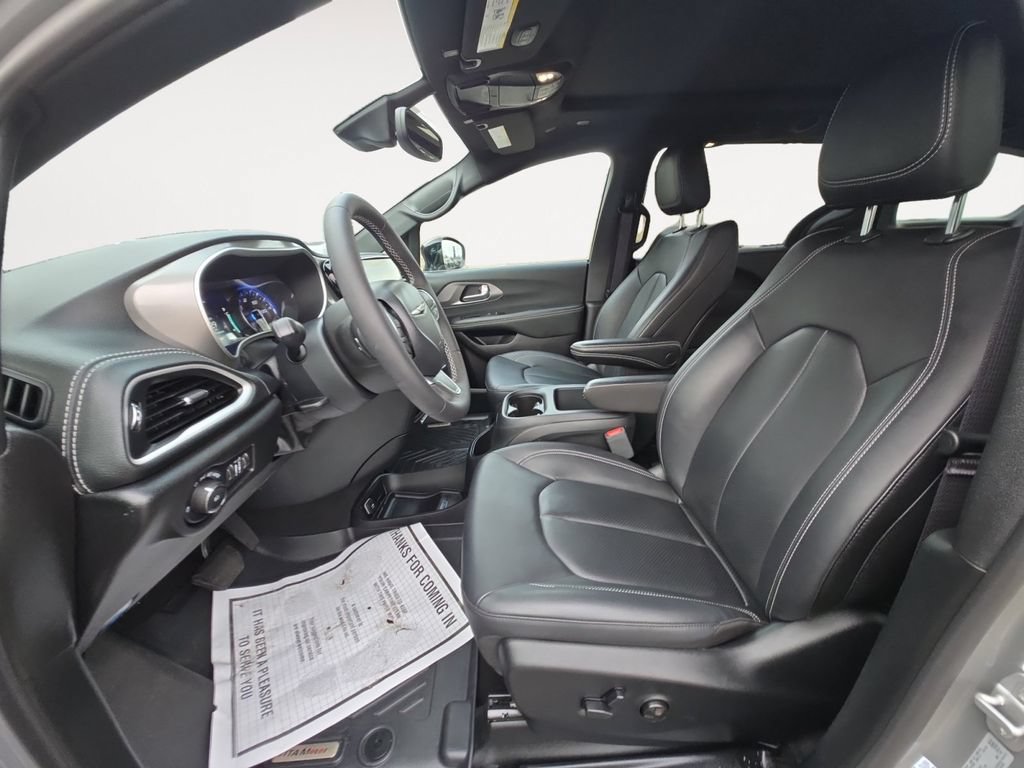 Used 2025 Chrysler Pacifica Select AWD/4WD image 10