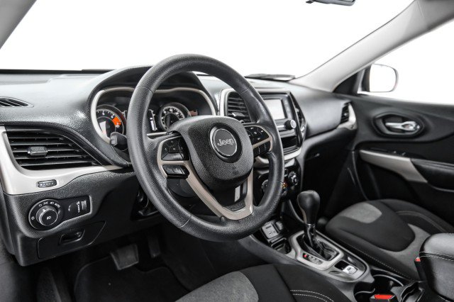 Used 2018 Jeep Cherokee Latitude FWD image 12