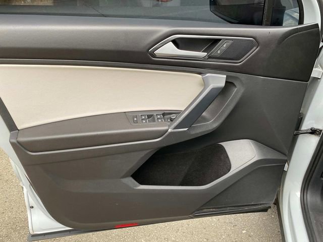 Used 2018 Volkswagen Tiguan SE w/ Panoramic Sunroof Package image 11