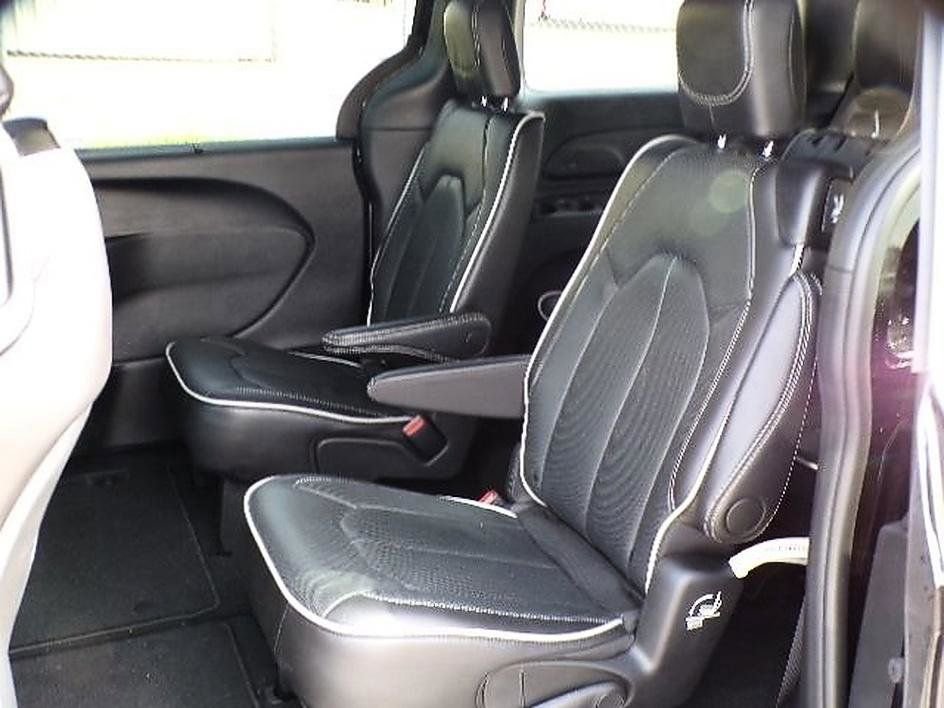 Used 2026 Chrysler Pacifica Limited FWD image 13