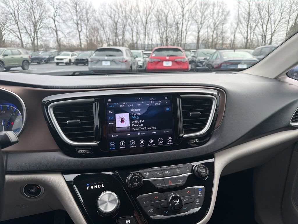 Used 2018 Chrysler Pacifica Touring-L w/ Advanced Safetytec Group image 13