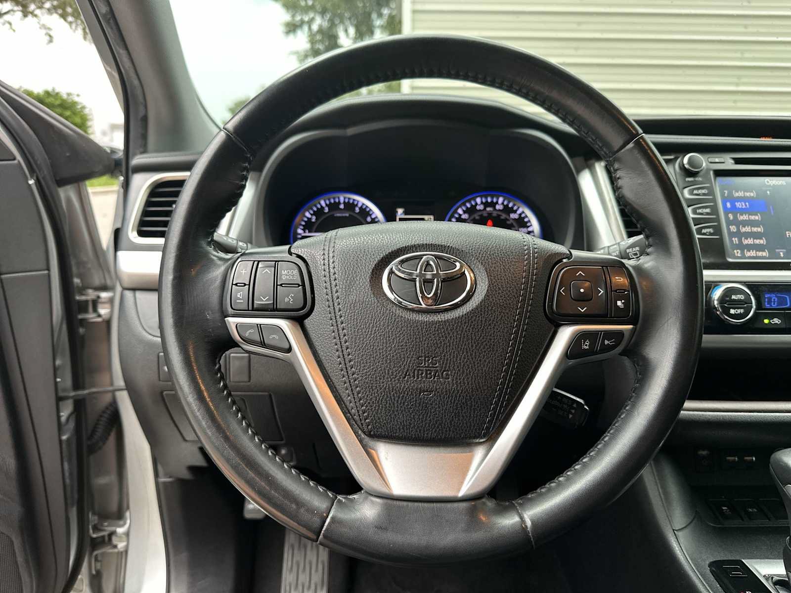 Used 2019 Toyota Highlander XLE FWD image 20