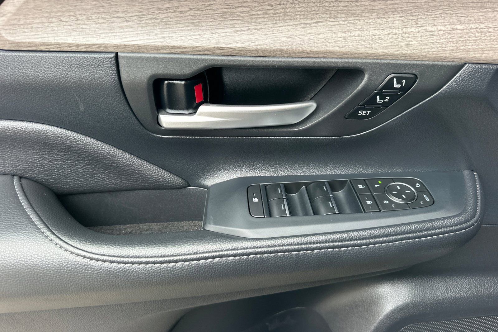Used 2025 Toyota Grand Highlander AWD image 11