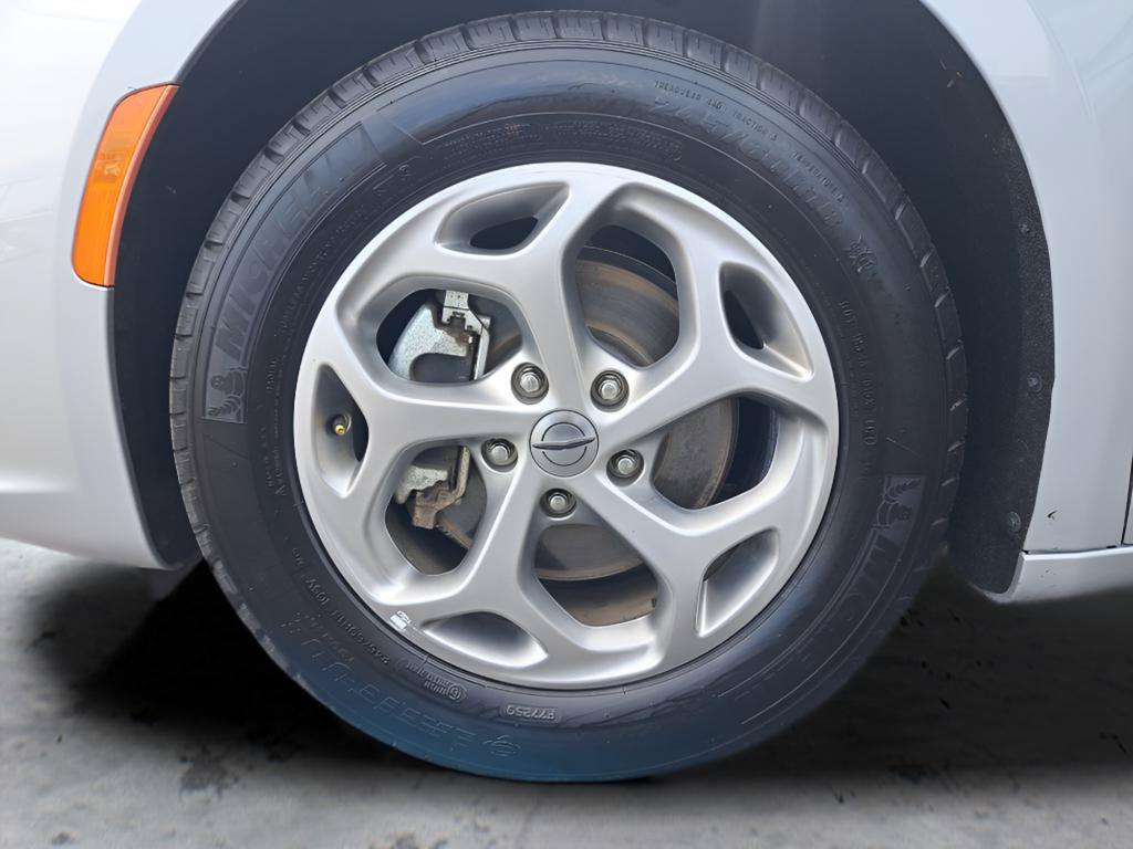 Used 2024 Chrysler Pacifica Limited FWD image 9