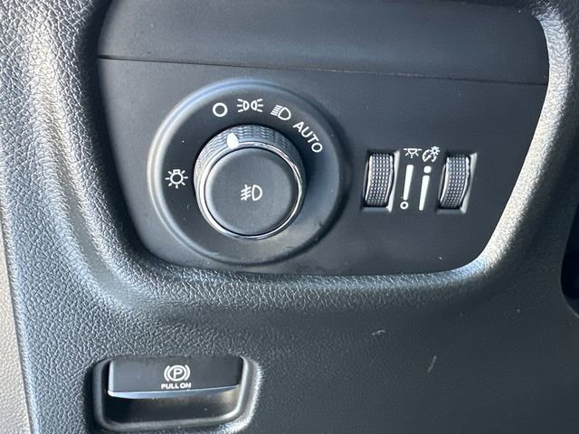 Used 2025 Jeep Grand Cherokee L Limited w/ Black Appearance Package image 32