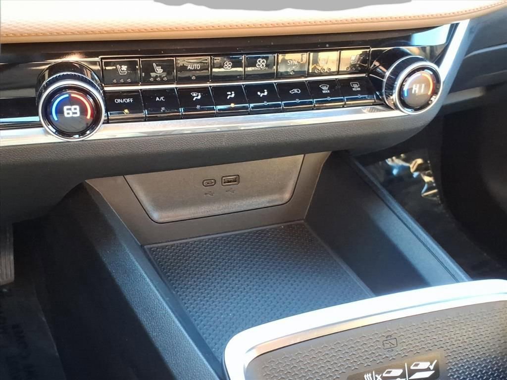 Used 2025 Chevrolet Equinox ACTIV w/ Safety and Technology Package image 18