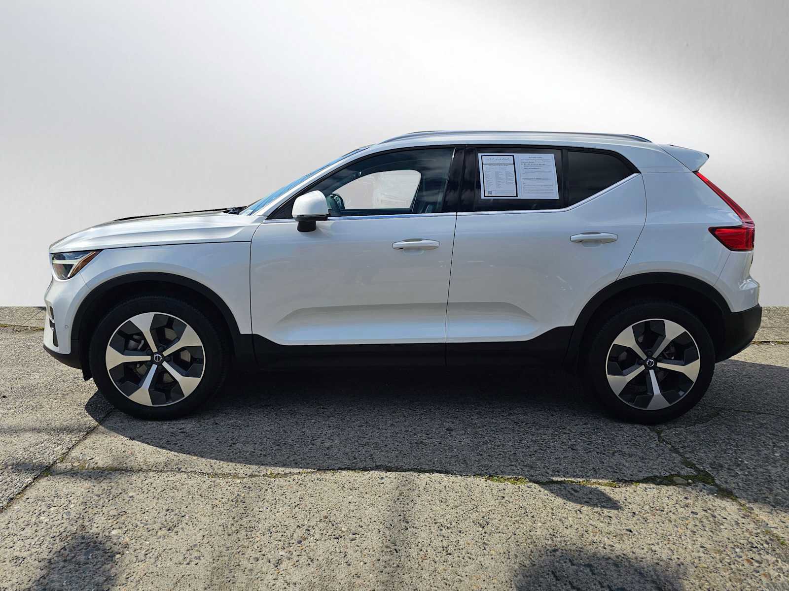 Certified 2023 Volvo XC40 B5 Plus w/ Driver Assist Package AWD/4WD image 6