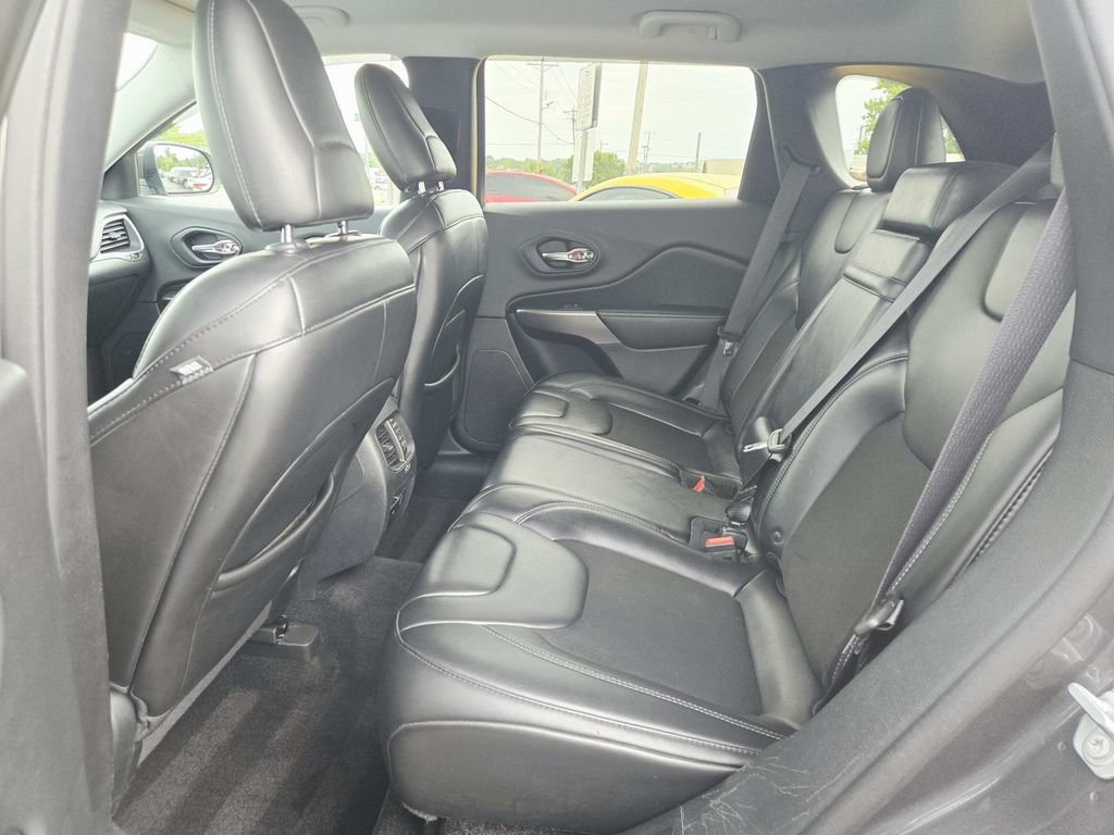 Used 2019 Jeep Cherokee Latitude Plus w/ Comfort/Convenience Group AWD/4WD image 12