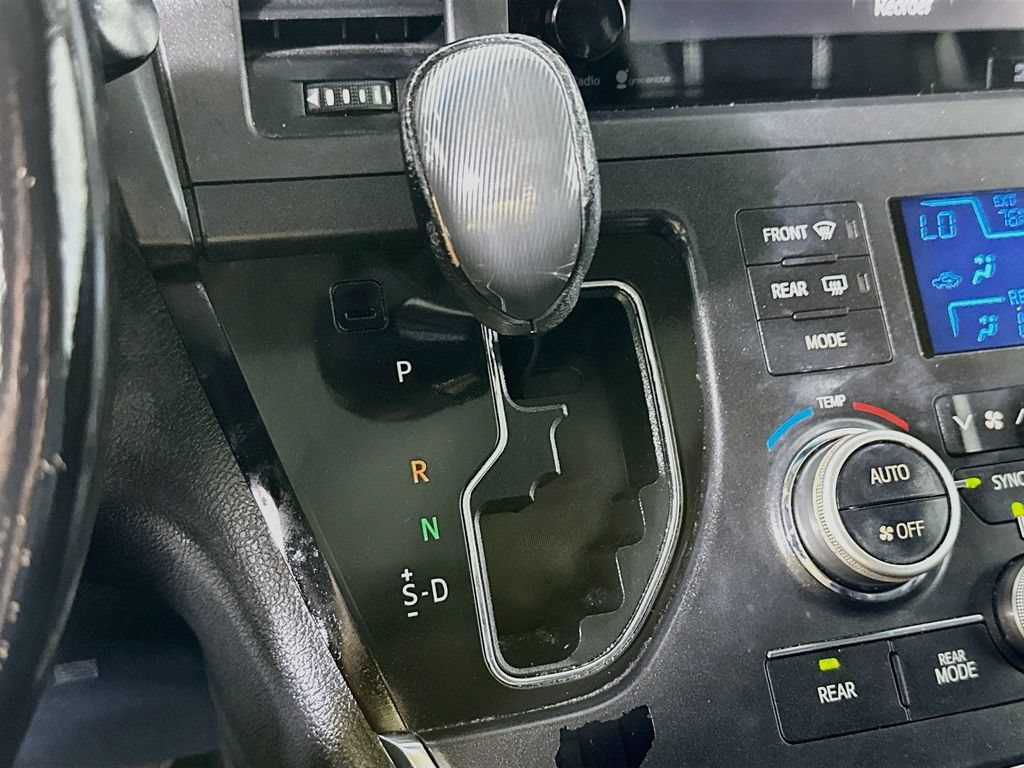 Used 2015 Toyota Sienna SE Premium FWD image 21