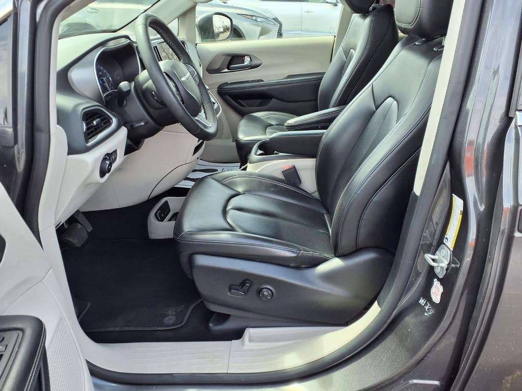 Used 2023 Chrysler Pacifica Touring-L FWD image 25