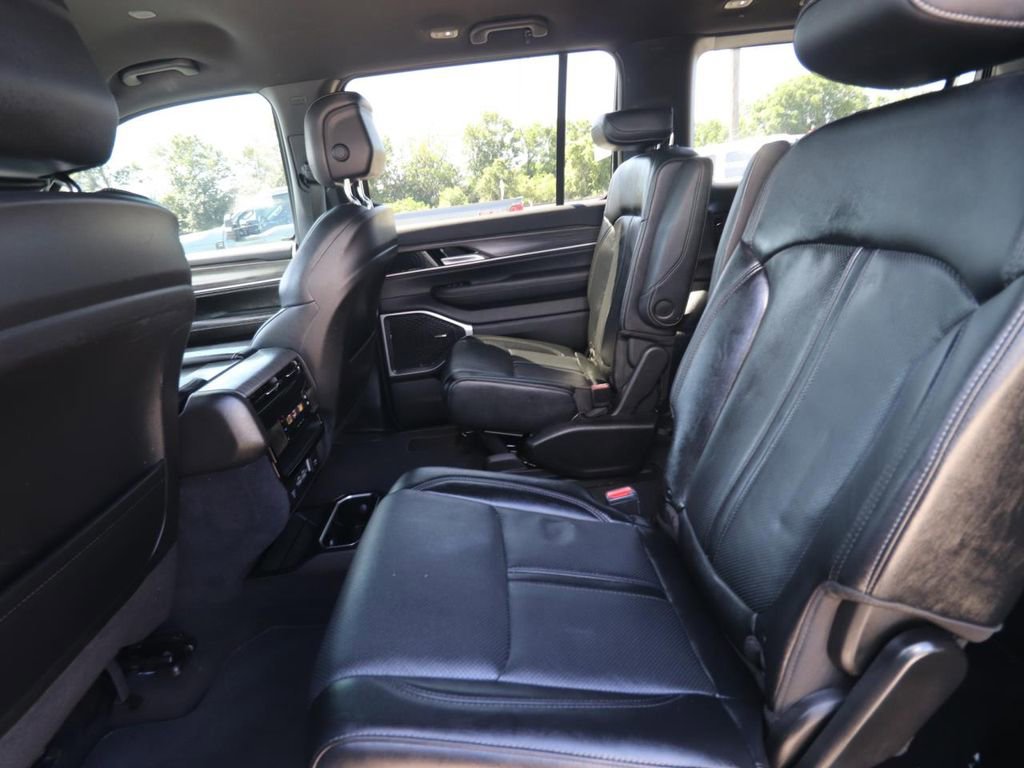 Used 2024 Jeep Wagoneer Series III image 12