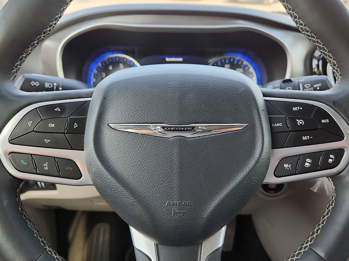 Used 2024 Chrysler Pacifica Touring-L FWD image 11