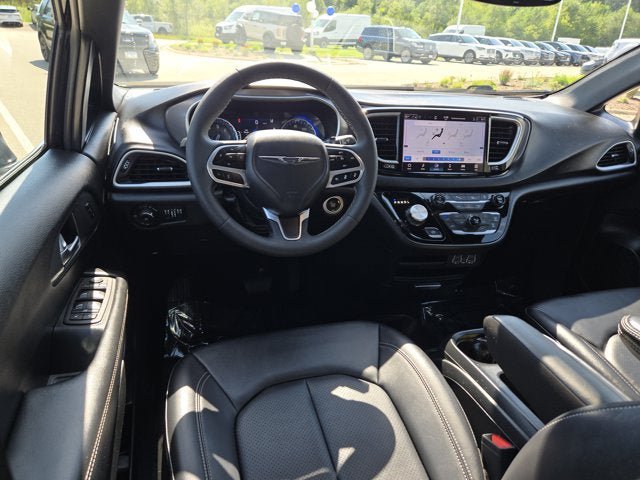 Used 2025 Chrysler Pacifica Select FWD image 18
