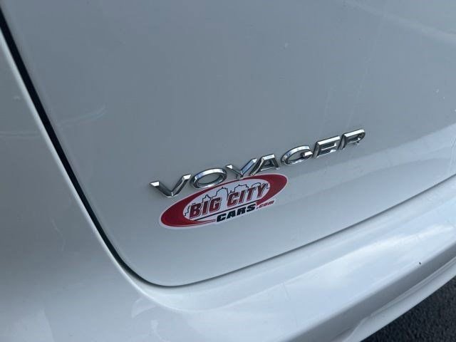 Used 2023 Chrysler Voyager LX image 44