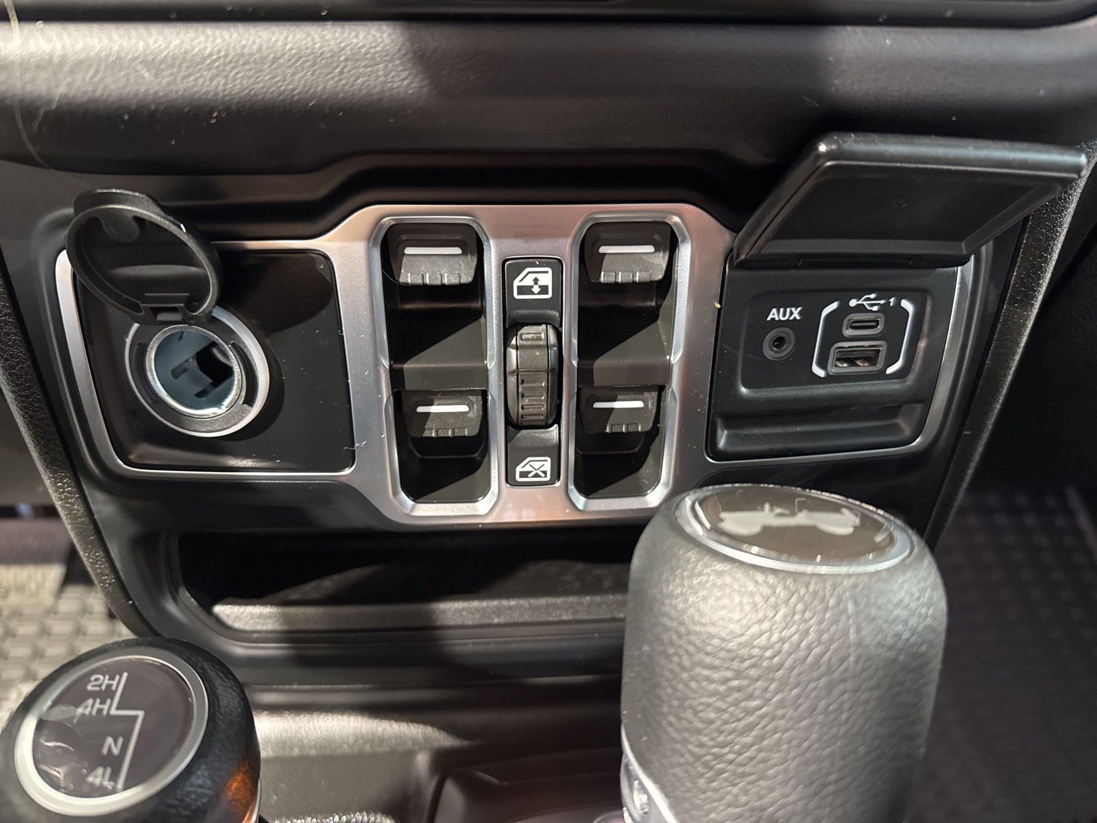 Used 2024 Jeep Wrangler Sahara w/ Technology Group image 28