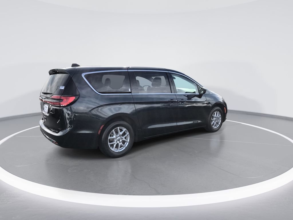 Used 2024 Chrysler Pacifica Touring-L image 8