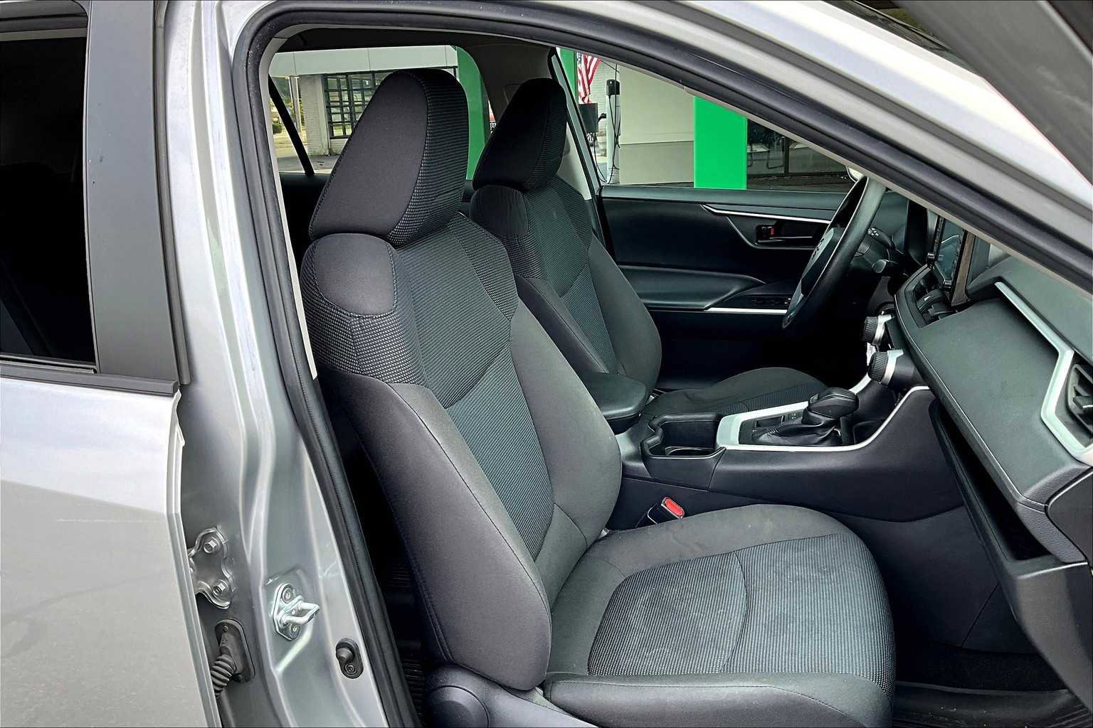 Used 2022 Toyota RAV4 LE image 8