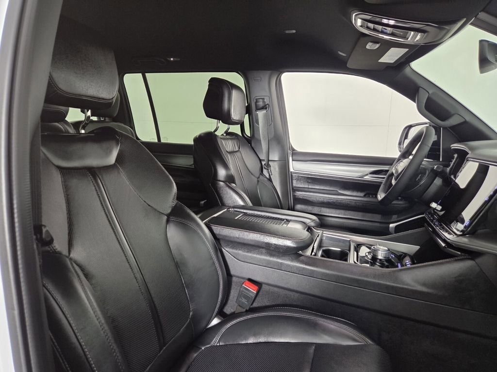 Certified 2025 Jeep Wagoneer 4WD image 33