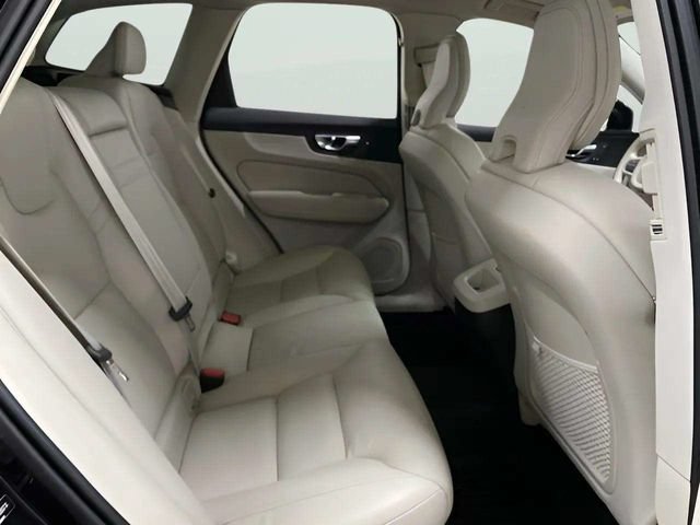 Used 2022 Volvo XC60 B5 Momentum w/ Climate Package AWD/4WD image 23