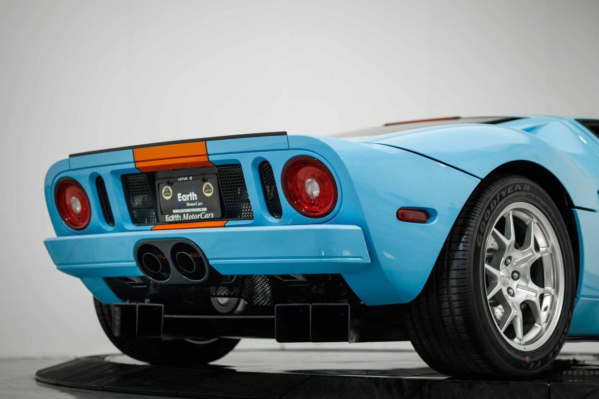 Used 2006 Ford GT RWD image 14