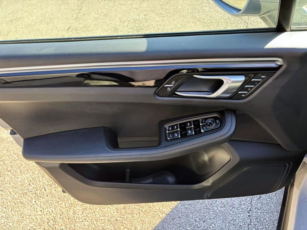 Certified 2024 Porsche Macan image 22