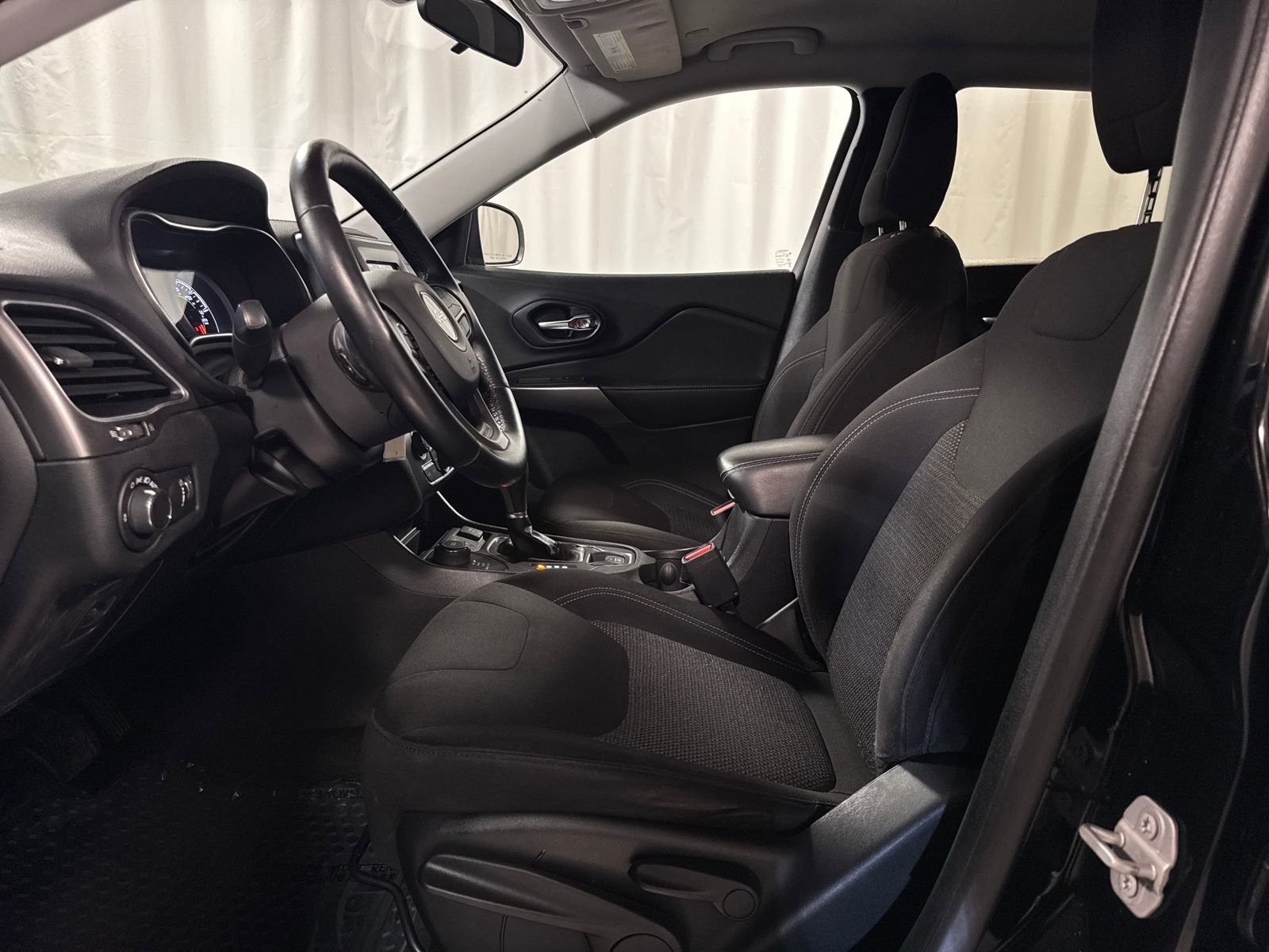 Used 2020 Jeep Cherokee Latitude w/ Cold Weather Group image 3