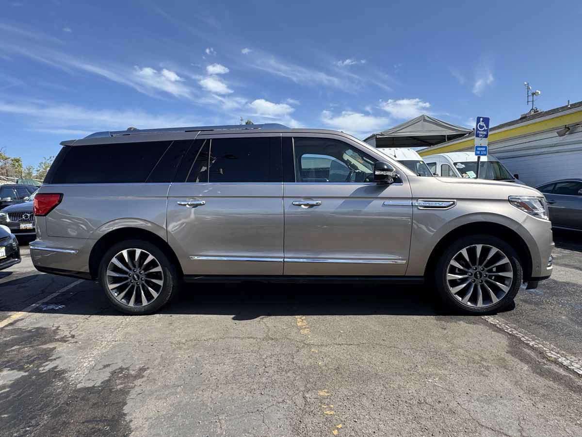 Used 2018 Lincoln Navigator L Select w/ Technology Package AWD/4WD image 25