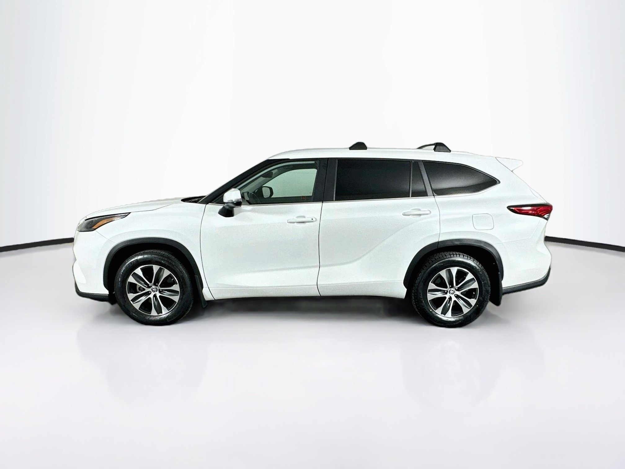 Used 2023 Toyota Highlander XLE FWD image 4