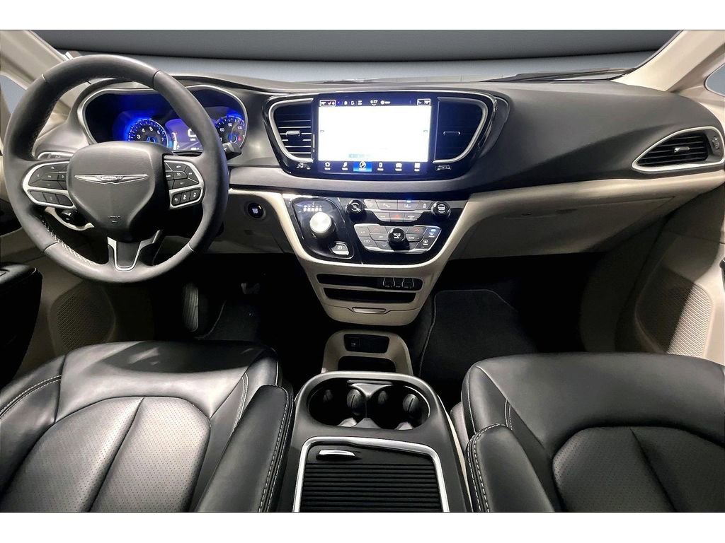 Used 2024 Chrysler Pacifica Touring-L image 16