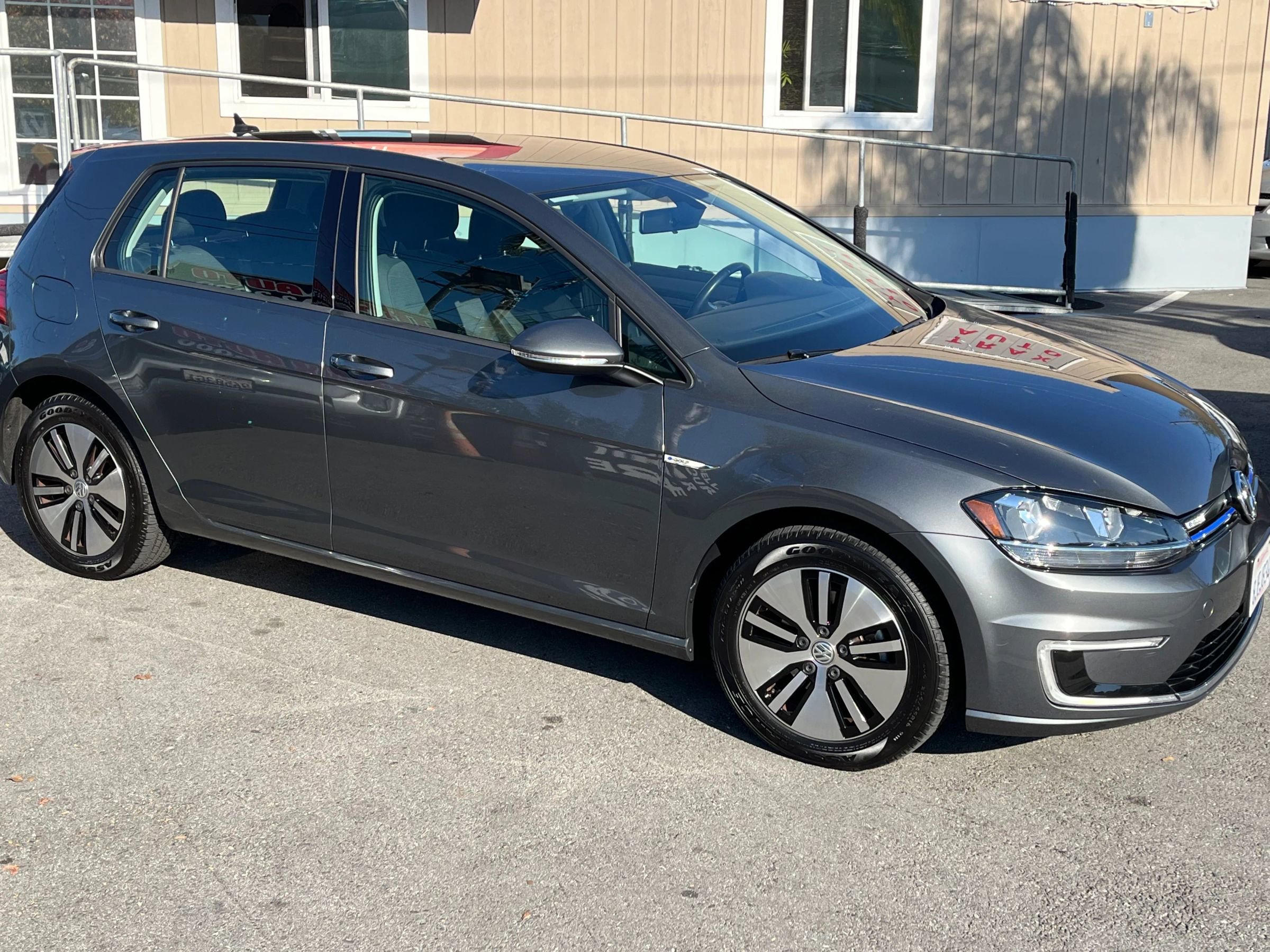 Used 2019 Volkswagen e-Golf SE w/ Driver Assistance Package FWD image 3